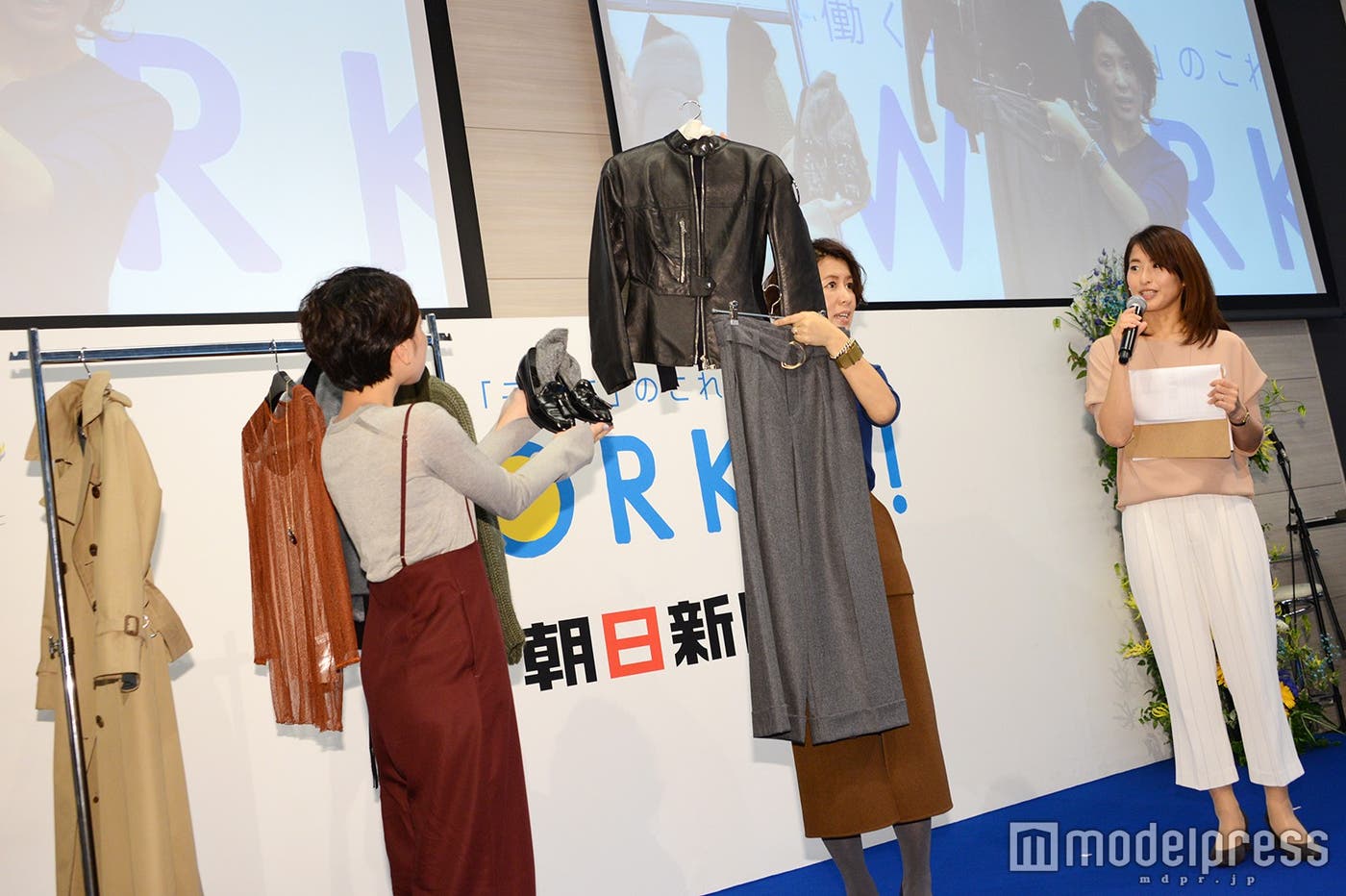 レザージャケットならスタイリッシュに/スタイリスト・大草直子氏(真ん中)(C)モデルプレス