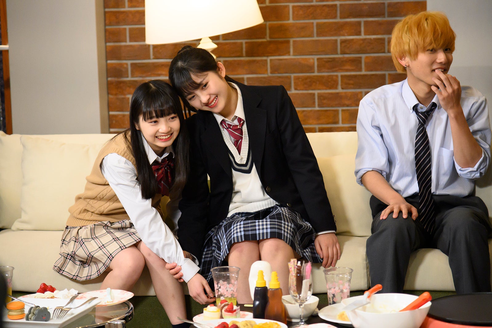 なる（左）「今日、好きになりました。～青い春編～」（C）AbemaTV