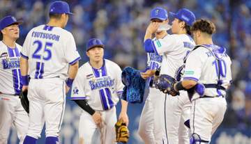 横浜スタジアムに悲鳴 DeNAがまさかの失策で同点許す ゲッツーでチェンジが一転 相川監督も呆然