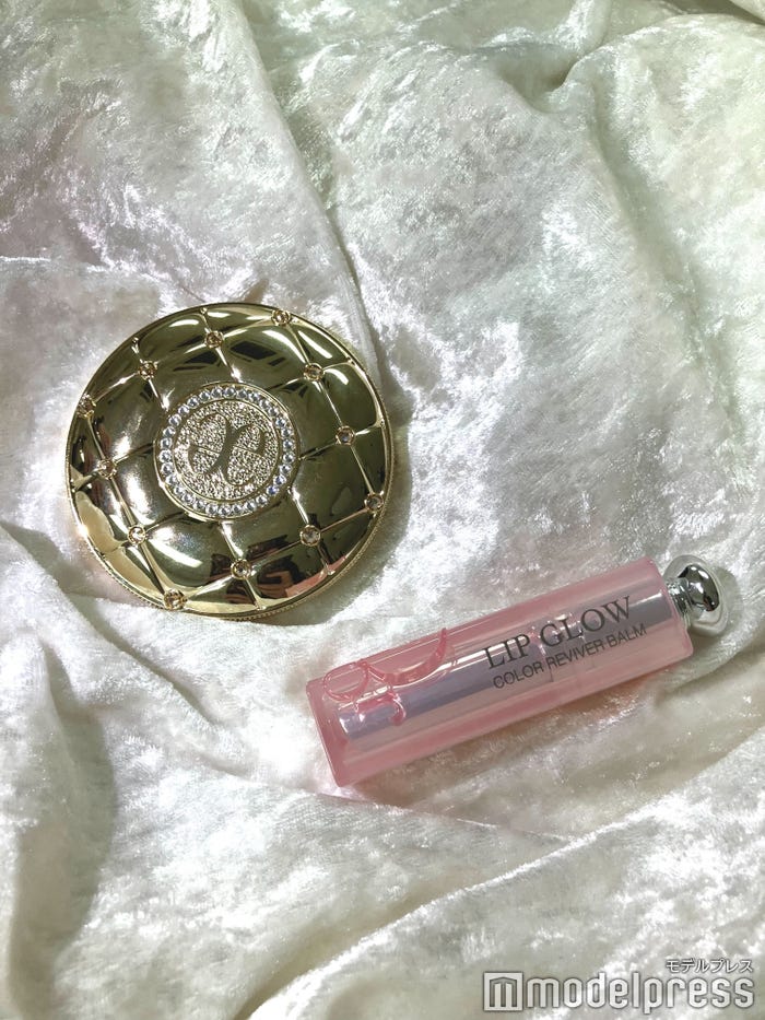 (左から)エレガンス/ラ プードル オートニュアンス 35th アニバーサリー ケース、ディオール/アディクト リップ グロウ(C)モデルプレス