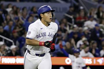 岡本和真 打ち直しで勝ち越しタイムリー！インフィールドフライ宣告も相手がファウルゾーンで落球→6球目を左前へ ゲレロがヘッスラ激走
