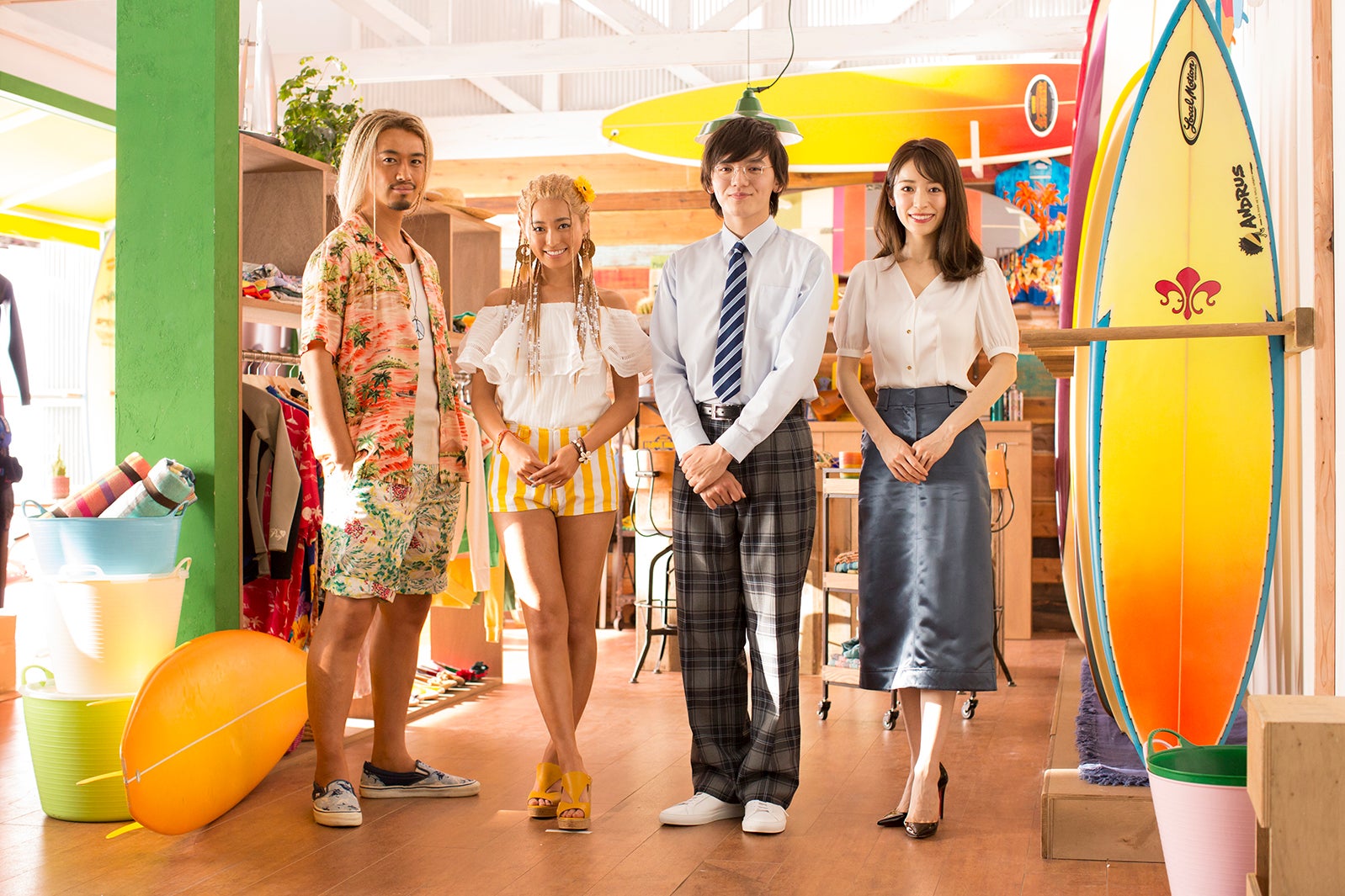 （左から）斎藤工、福原遥、濱田龍臣、泉里香／「はじめての夏バイト」篇メイキングカットより（提供写真）