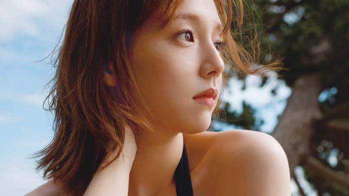 撮影:曽根将樹/「篠崎愛写真集 IDEA」アザーカット