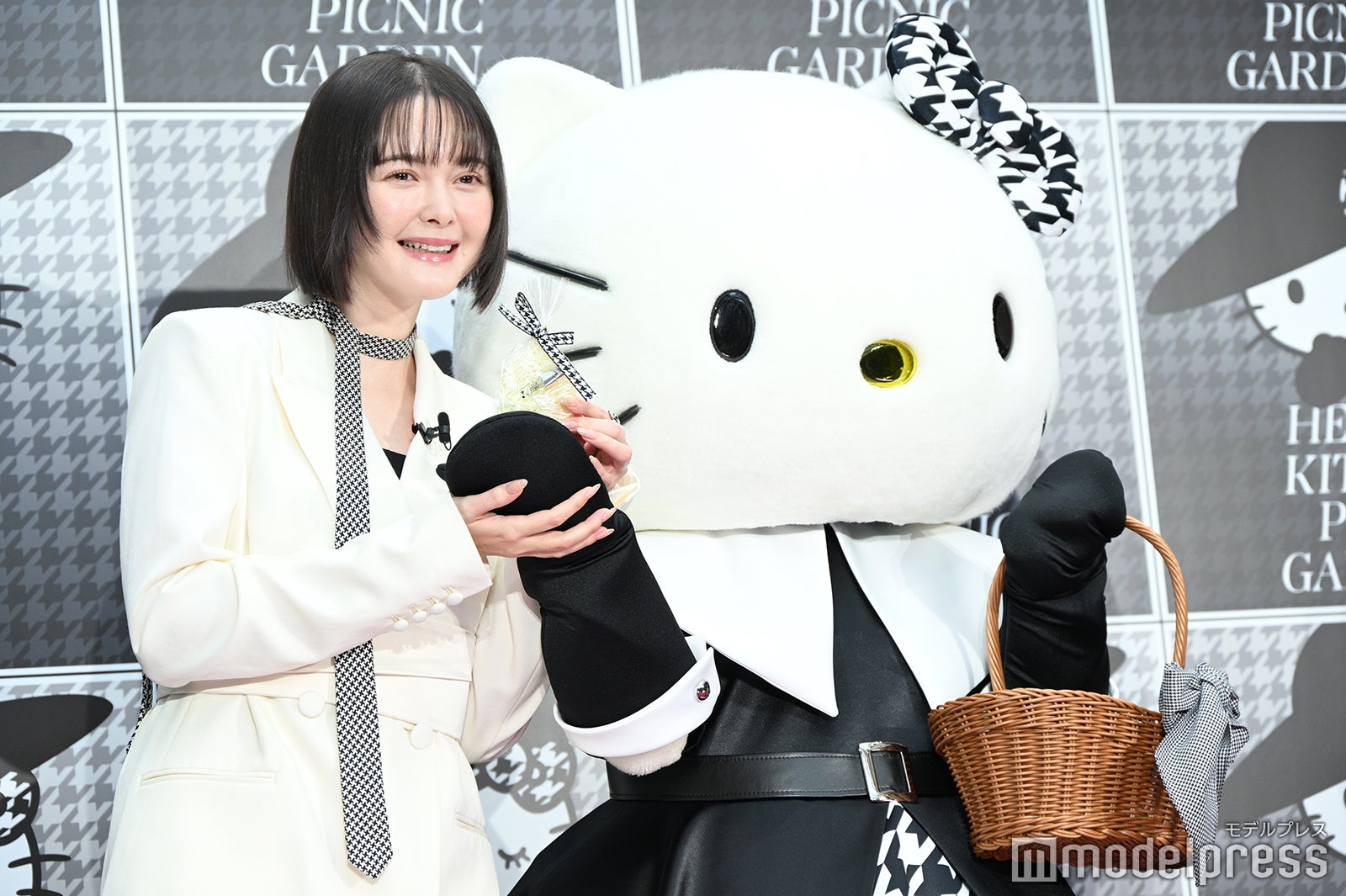 玉城ティナ、ハローキティ（C）モデルプレス