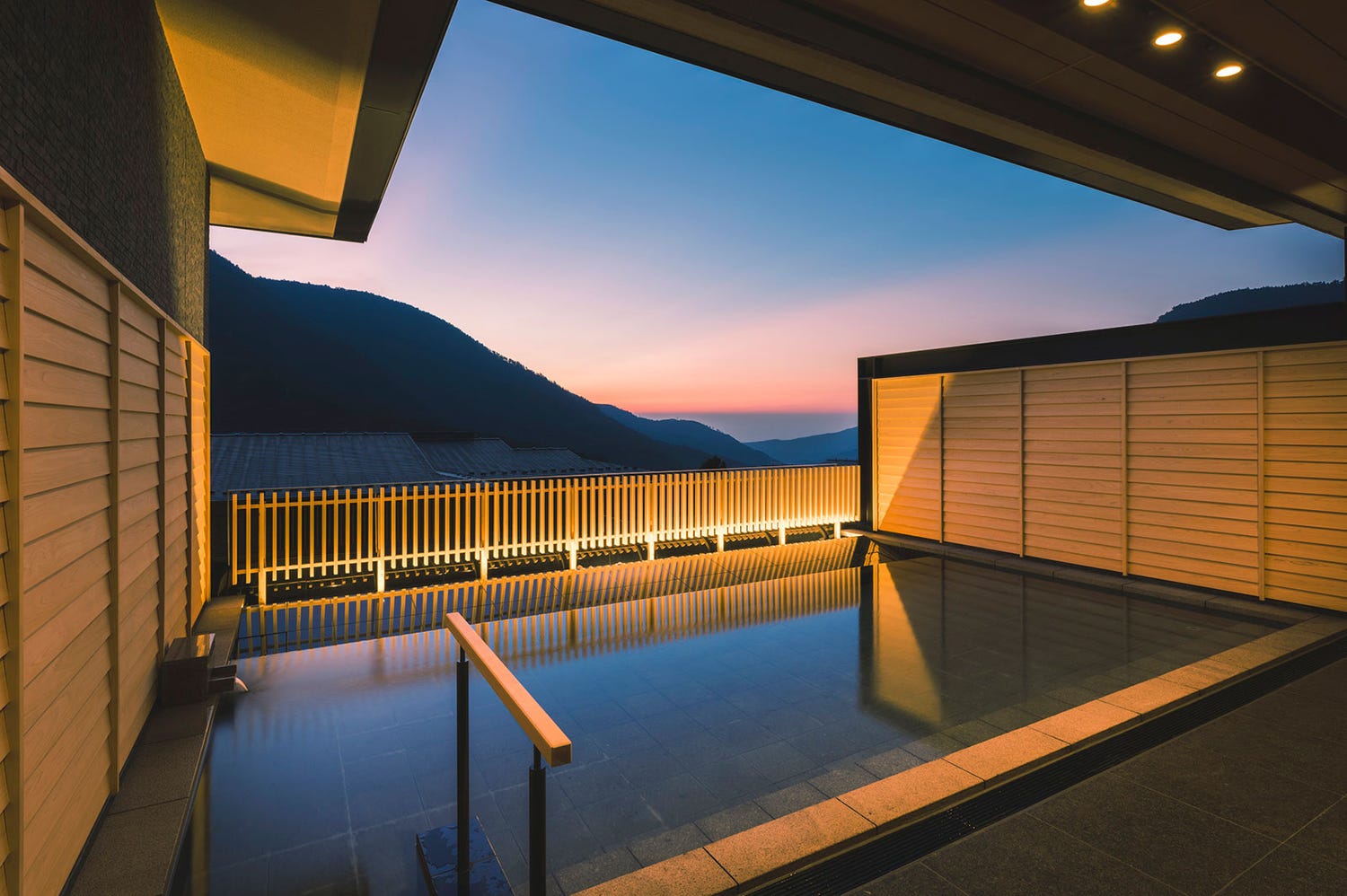 「箱根・強羅 佳ら久」露天風呂付客室で名湯を独り占め、共用テラスやラウンジも