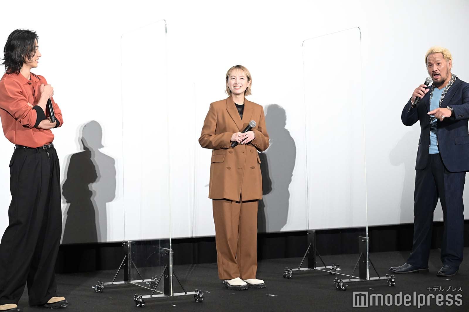 笑い合う山崎賢人、清野菜名、真壁刀義（C）モデルプレス