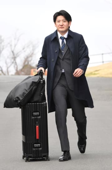 巨人ドラ1・竹丸は電車間違えるハプニングも無事に入寮 2時間の道中に「遠いな」とポツリ 新生活へは30万ほどの寝具持参