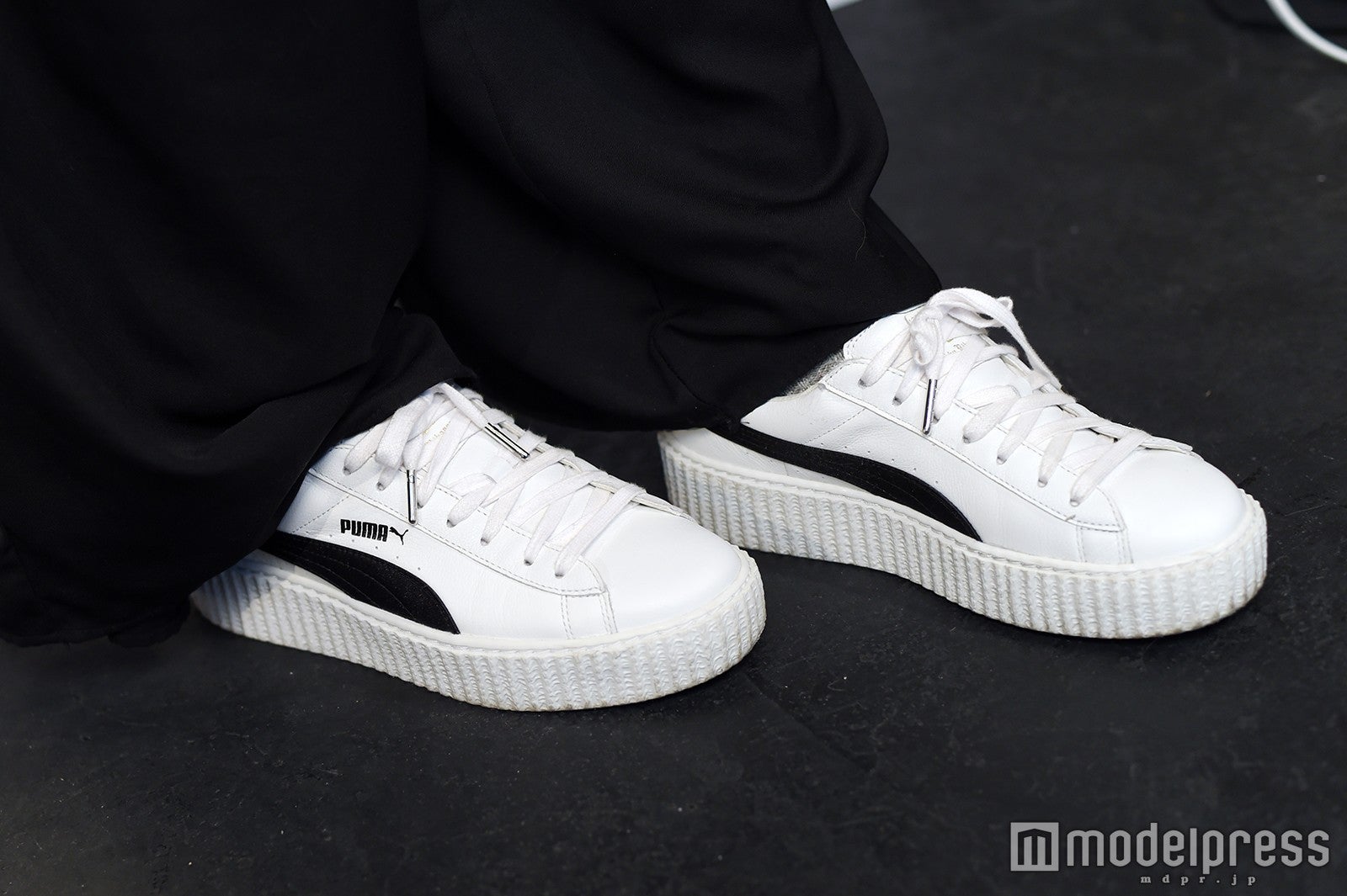 スニーカーはPUMA×リアーナコラボ（C）モデルプレス