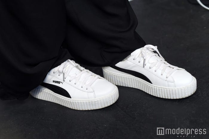 スニーカーはPUMA×リアーナコラボ(C)モデルプレス