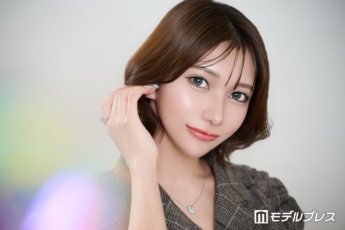 「グラマラスオーバー」愛咲えま(C)モデルプレス