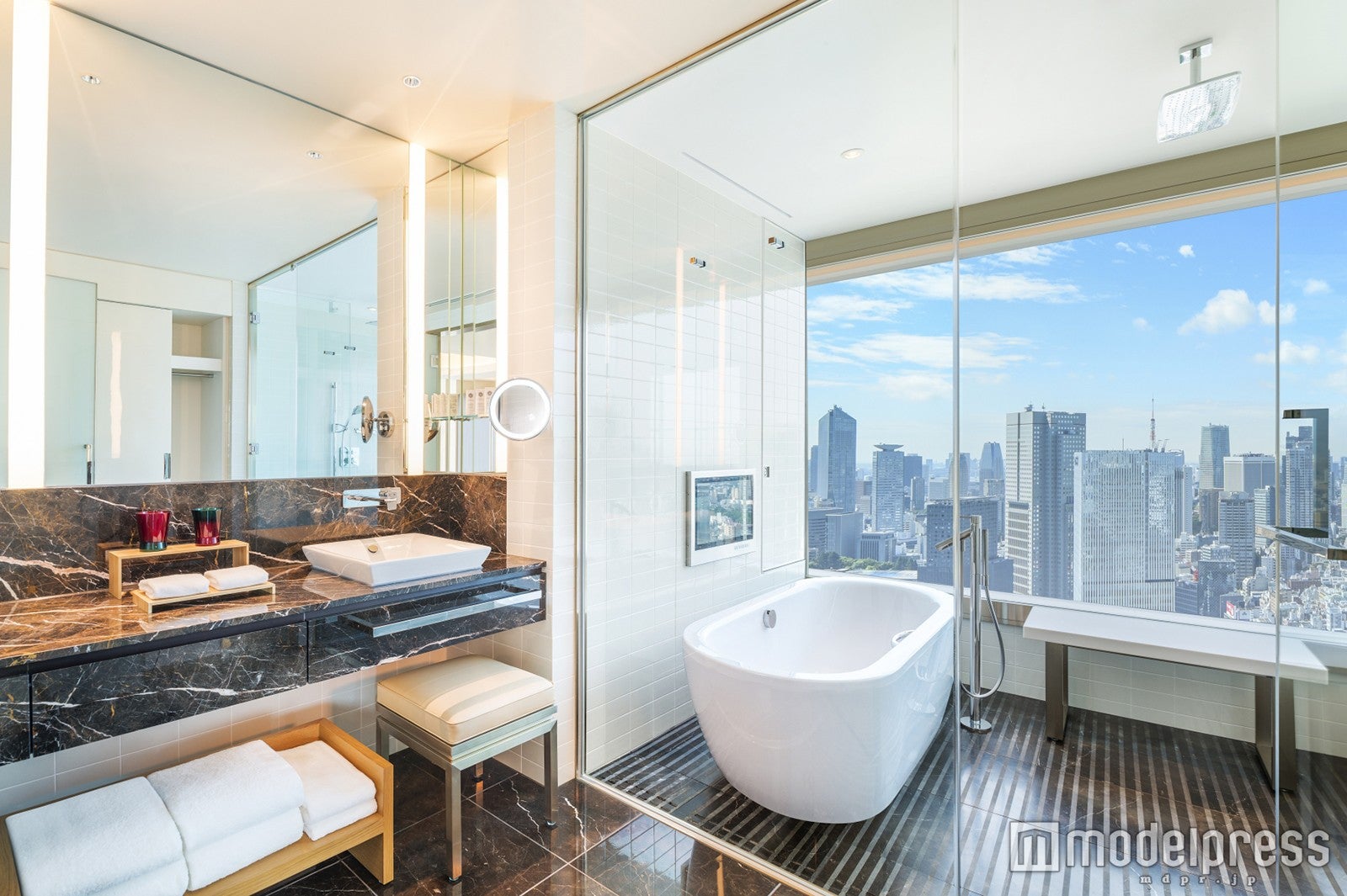 グランド デラックス コーナー キング（ベッドルーム）／画像提供：西武ホールディングス