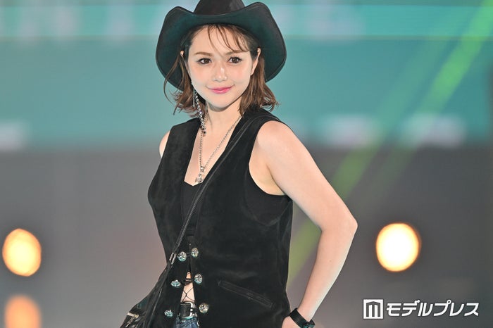村重杏奈、編み上げデザインがSEXY カウボーイファッションで登場【GirlsAward 2024 S／S】