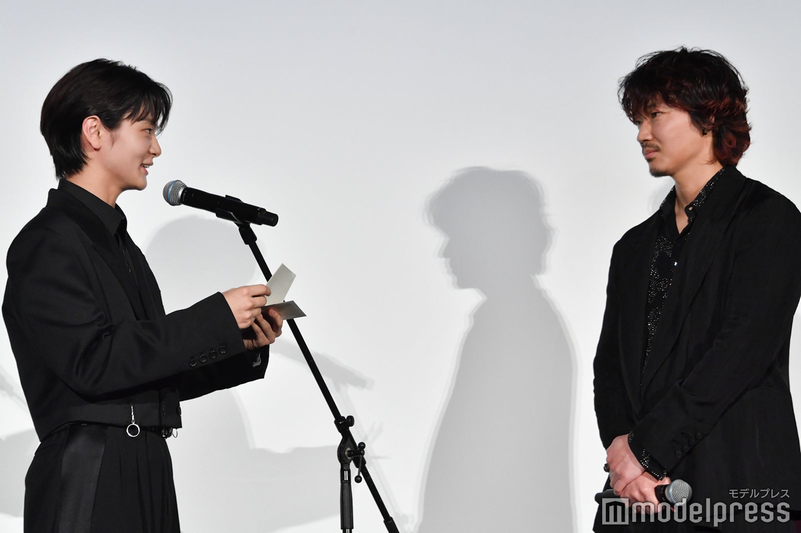 綾野剛へ手紙を読み上げる齋藤潤（C）モデルプレス