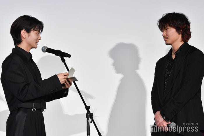 綾野剛へ手紙を読み上げる齋藤潤(C)モデルプレス