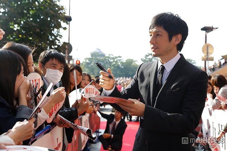 レッドカーペットでファンと熱心に交流（C）2015劇場版「MOZU」製作委員会　（C）逢坂剛／集英社