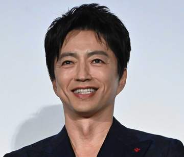 大沢たかおが電車で！？ 爽やかランニング姿で横須賀を満喫「ラフな装いもカッコいい」