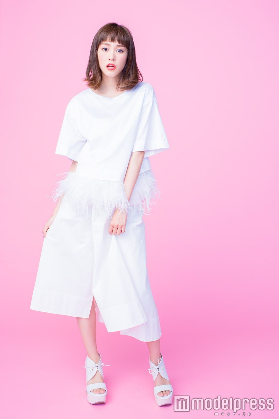 スカートのスリットで魅せる!/桐谷美玲(C)モデルプレス