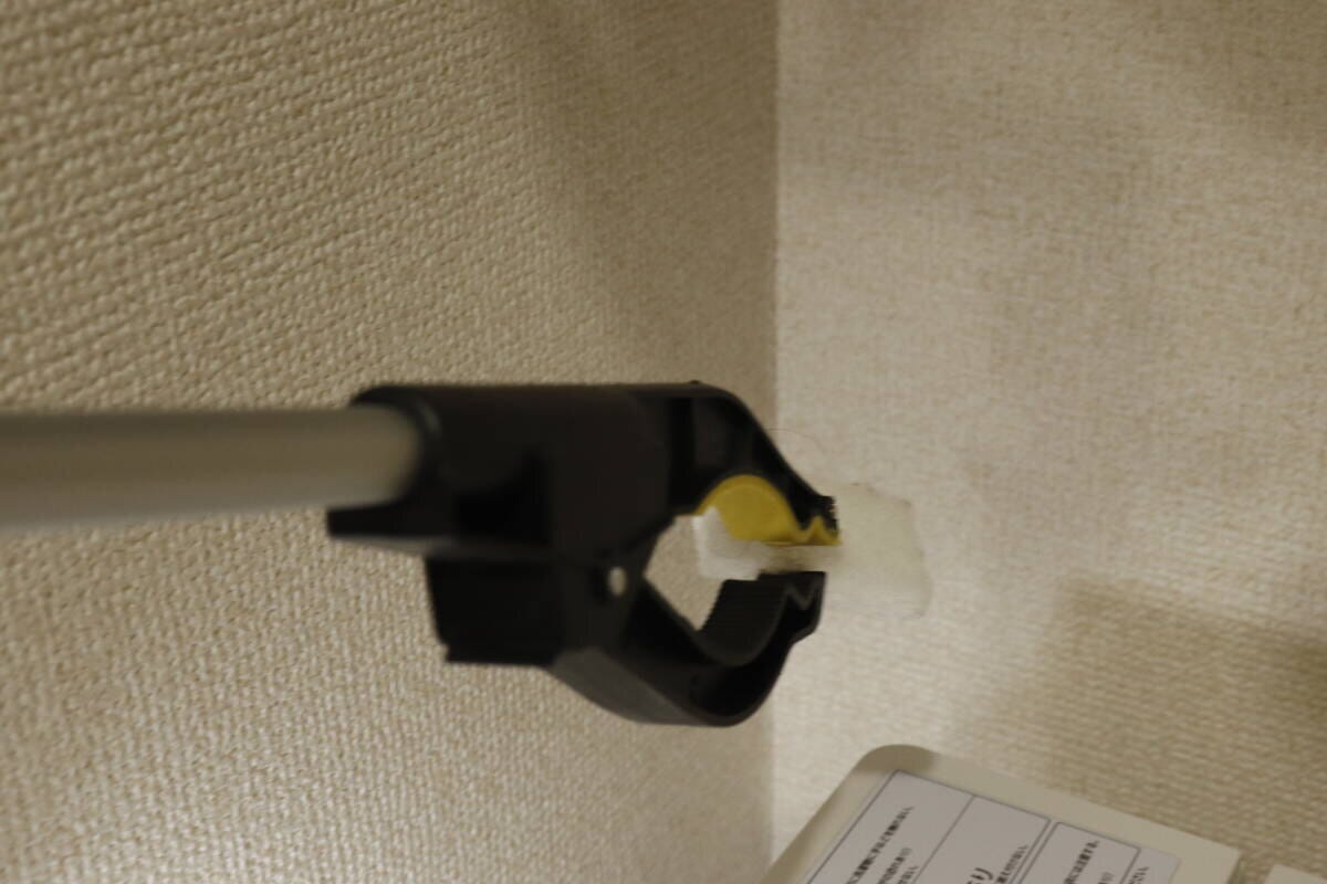 壁と家具の隙間に差し込まれたなんでもキャッチャー