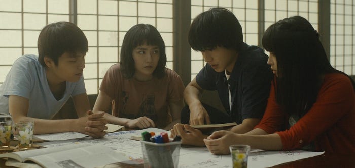 潜在的な推理力を開花させた奉太郎(山崎)を中心に、4人で力を合わせて事件の真相に迫る(C)2017「氷菓」製作委員会