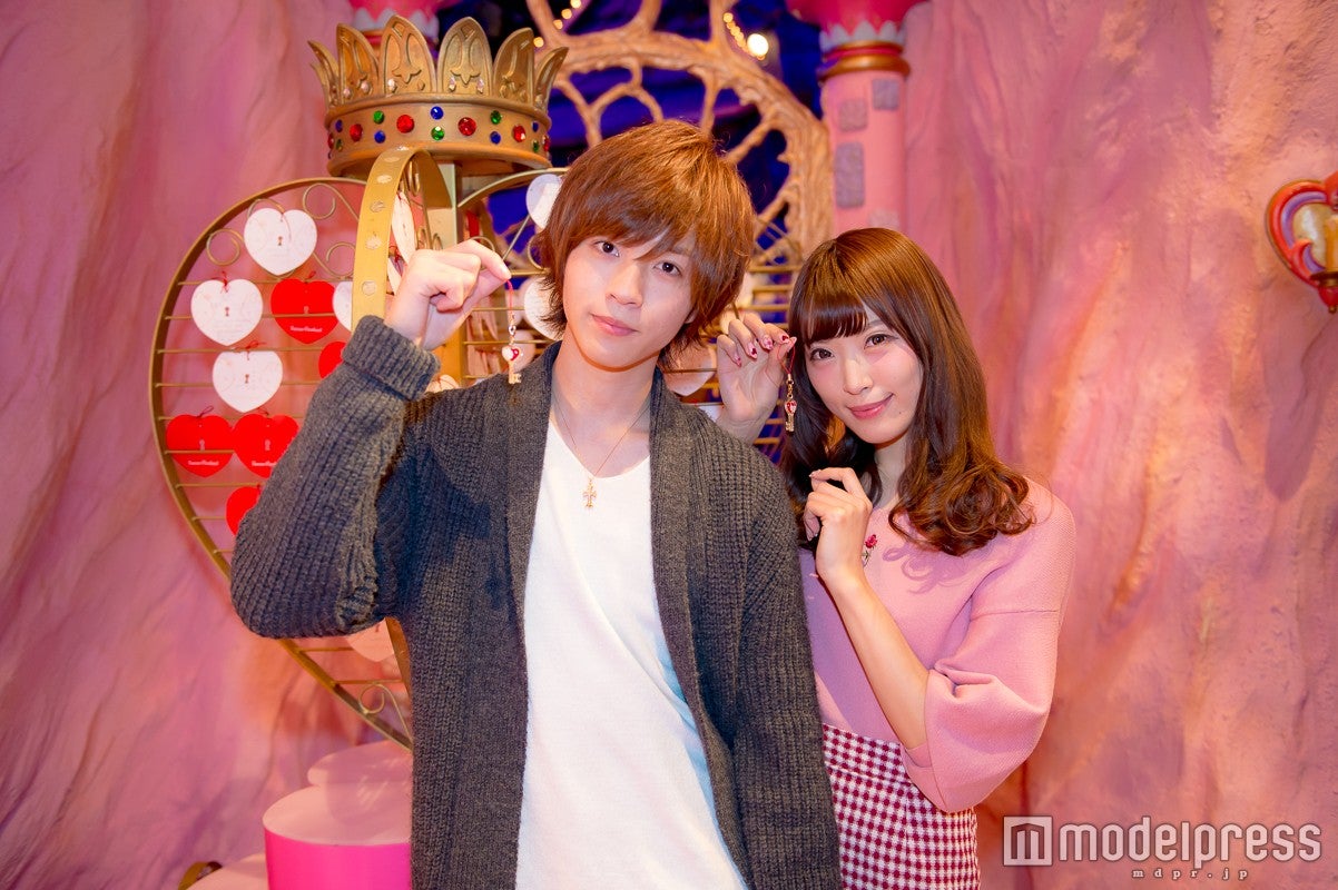 2人で一緒に持ちたいペアストラップ／モデル：かえで、笹森裕貴（C）モデルプレス