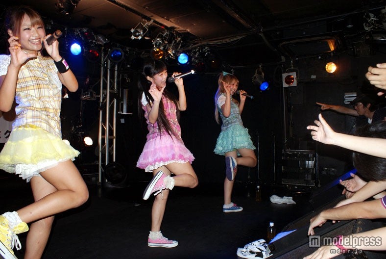 注目のGALアイドルユニットにファン熱狂！「みんなマイミク」ポーズで盛り上げる