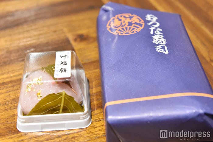 叶姉妹が報道陣に手渡した特製の“叶福餅”&いなり寿司(C)モデルプレス
