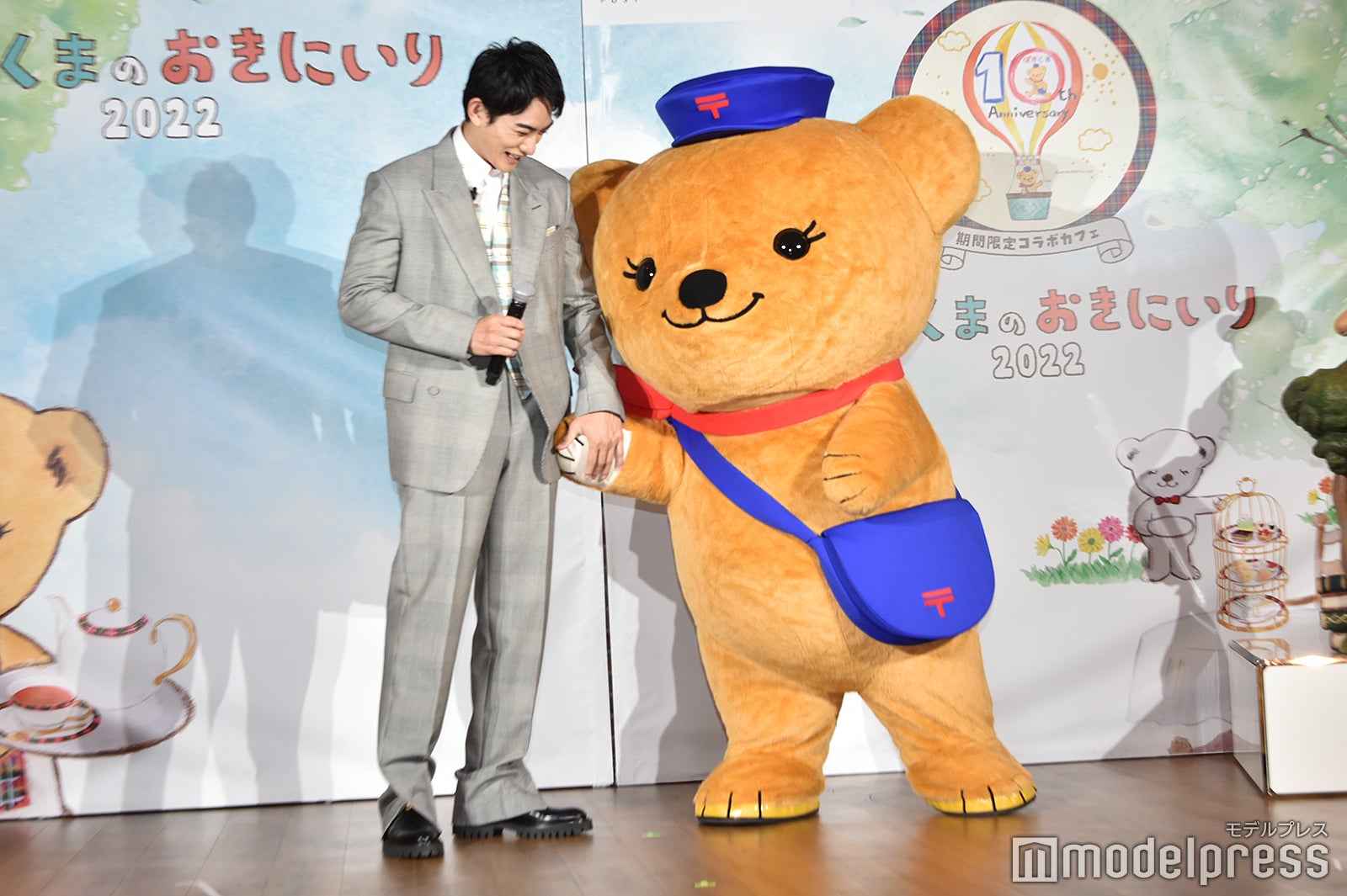 町田啓太に寄り添うぽすくま（C）モデルプレス