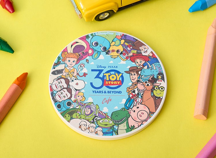 白雲石コースター税込1, 320円・ドリンクとセットで購入可能（C）Disney/Pixar （C）Just Play,LLC Mr.Potato Head &amp; Mrs. Potato Head are trademarks of Hasbro used with permission.  （C）Hasbro. All Rights Reserved.