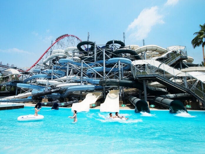 浮輪で滑るチューブスライダーや、そのまま滑るボディスライダー、あわせて12レーンが入り組む「トルネードスライダー」【制限】身長120cm以上(コースにより体重制限もあり)