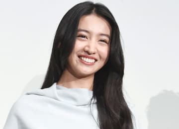 デビューから8年、Koki，を姉Cocomiが撮影 ヴィトン服＆バッグで「merci beaucoup」仏語で感謝