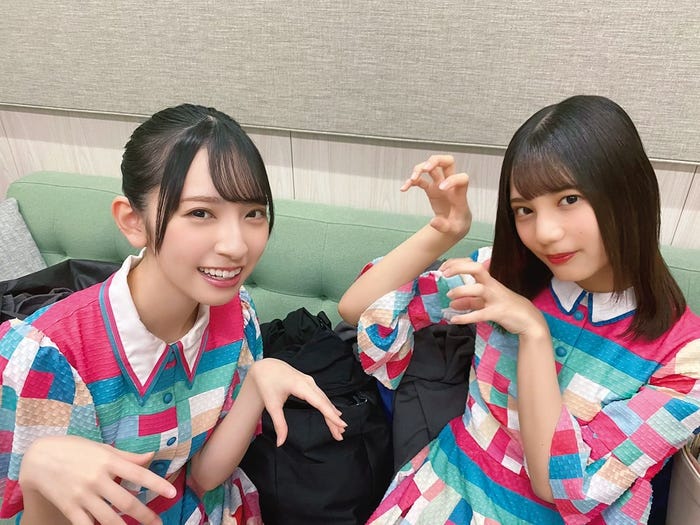 恐竜の“がおがおポーズ”をする金村美玖と小坂菜緒(撮影:上村ひなの)/提供写真