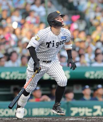 阪神・佐藤輝 球団生え抜き左打者では史上初3度目聖地2桁弾！右翼へ先制17号 招待した西宮の子どもたちに夢の一発