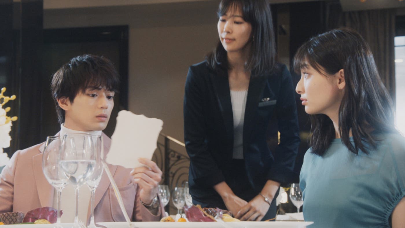新田真剣佑、吉川愛(CMカットより)