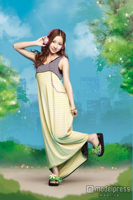 ボーダーのマキシワンピも「バブルフラップ（Bubbleflop）」で軽やかに（モデル：板野友美）