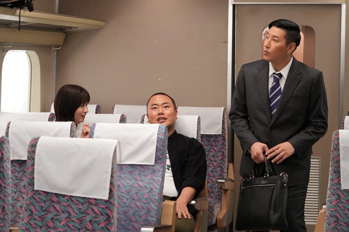 (左から)岡崎紗絵、岡部大、長田庄平(C)フジテレビ