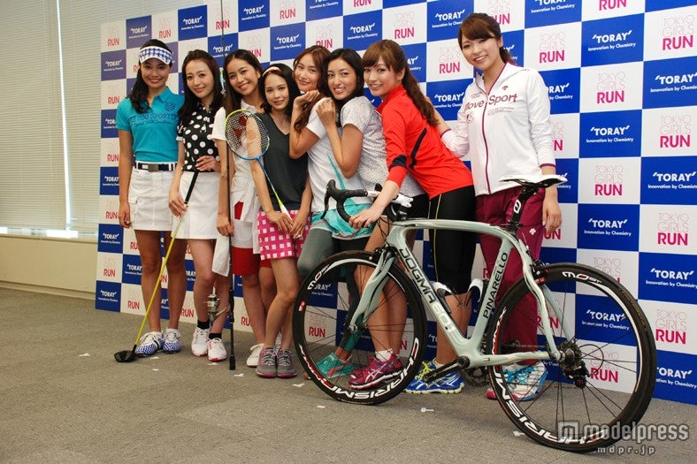 キュートなスポーツウエアで鍛え上げたボディ披露