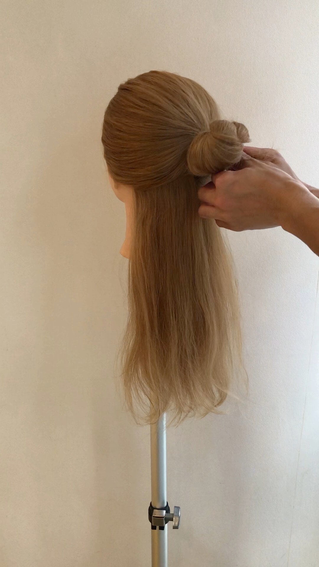 ゴムだけなのに崩れない ねじって巻きつけるだけ すぐマネできる夏のお団子ヘアアレンジ モデルプレス