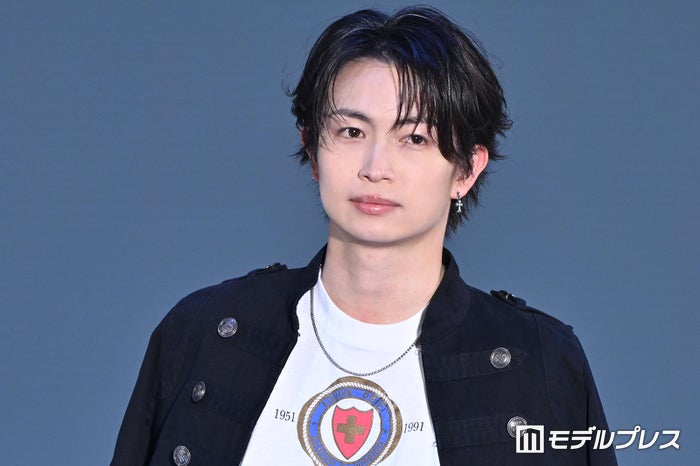 「ブルーロック」実写化出演話題・綱啓永、12個ボタンジャケット着こなす シンプルコーデでスタイル輝く【ガルアワ2026SS】