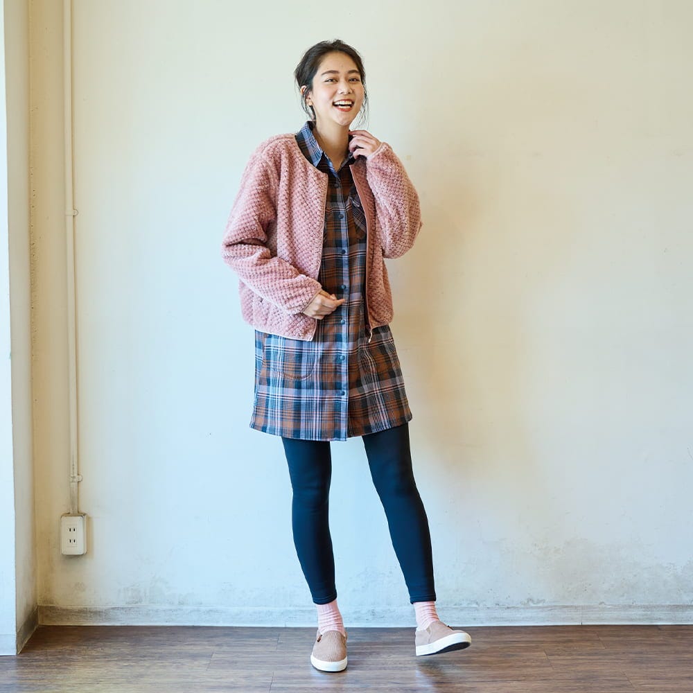 ワークマンのレディースダイヤフリースカーデガンを着ている女性