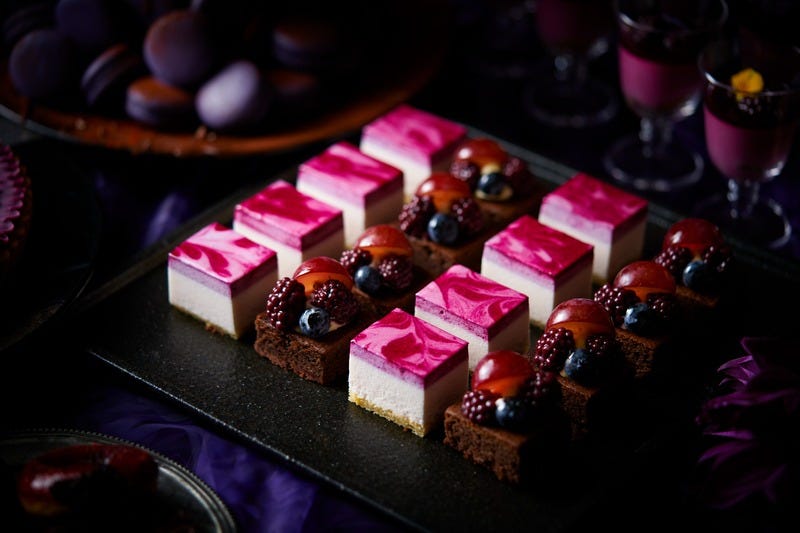 大阪で紫×黒のスイーツビュッフェ「パープルスイーツコレクション」魔女の“死の舞踏”イメージ