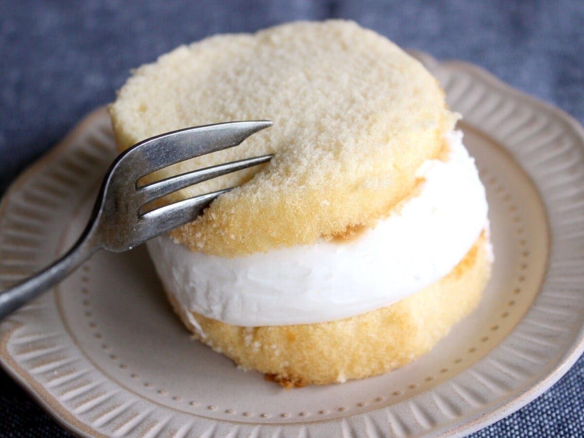 フォークで押すとほどよい弾力がありつつも、口どけは軽やか