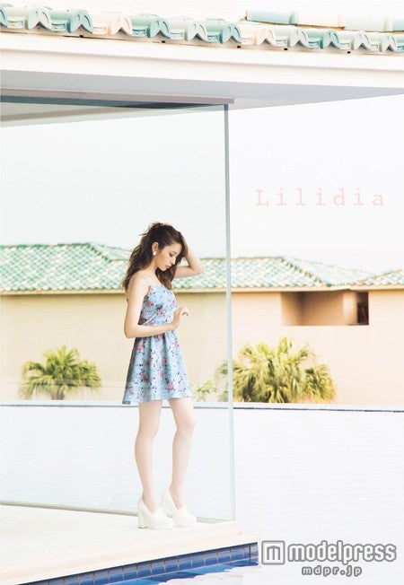 花柄ワンピースで大人レディスタイル／モデル藤井リナ