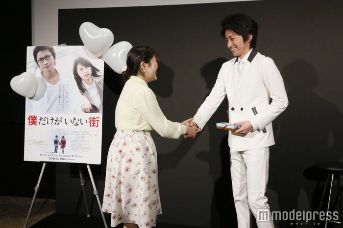 ファンと握手する藤原竜也(C)2016 映画「僕だけがいない街」製作委員会