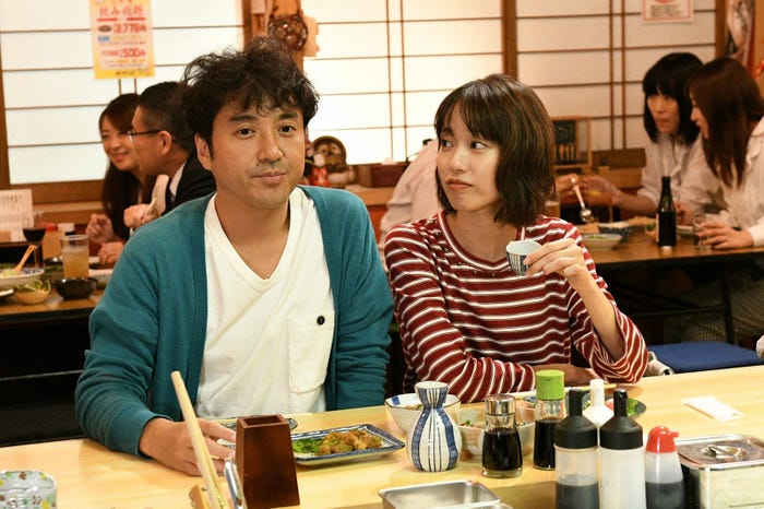 ムロツヨシ、戸田恵梨香/「大恋愛~僕を忘れる君と」第1話より(C)TBS