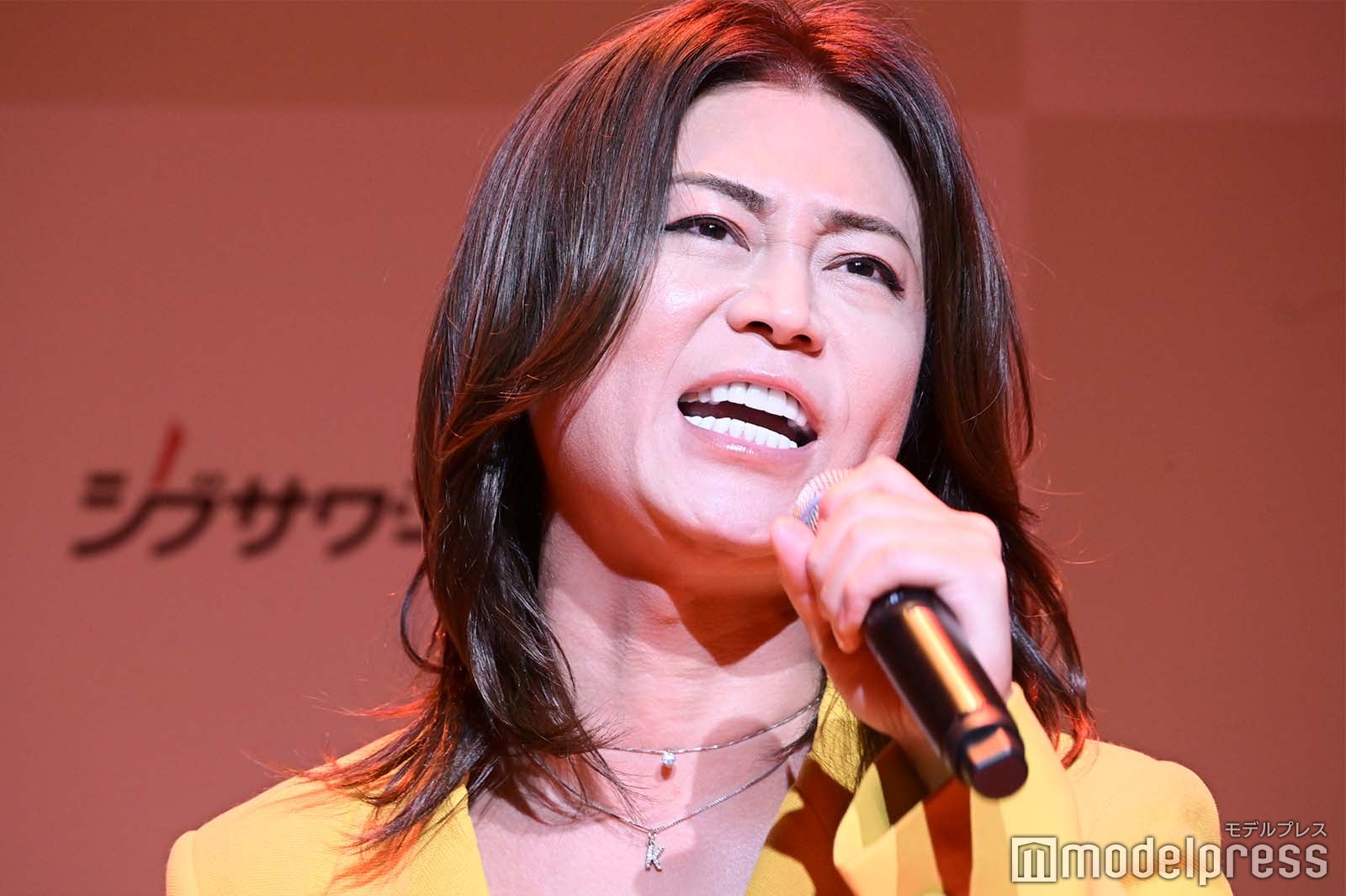 熱唱する氷川きよし（C）モデルプレス