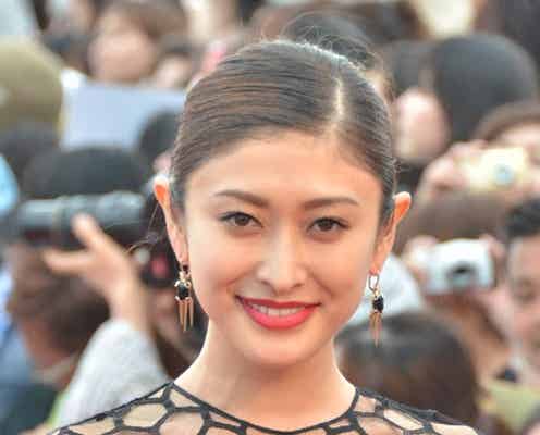 <速報>山田優、胸元レースの大胆ドレスで色気アピール「第5回沖縄国際映画祭」レッドカーペットに登場