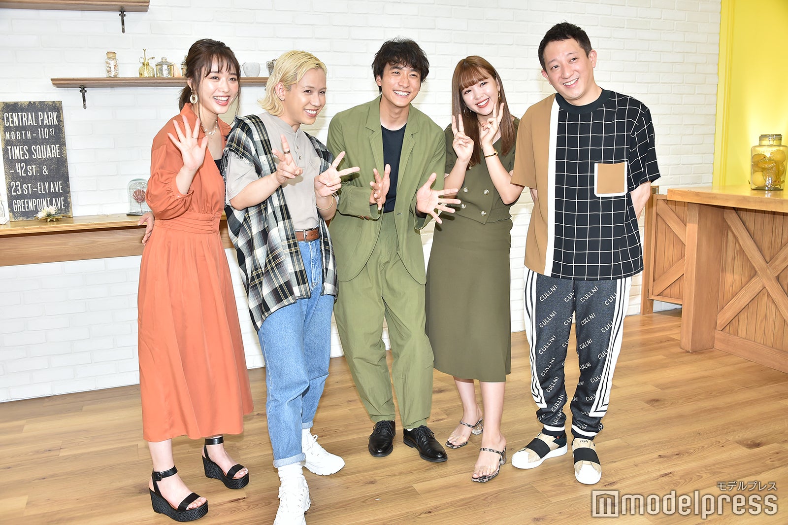 （左から）神部美咲、りゅうちぇる、小関裕太、藤田ニコル、高橋茂雄（C）モデルプレス
