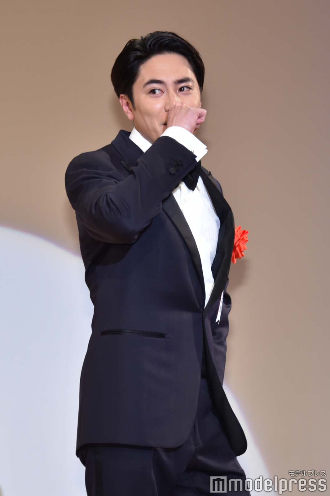 驚きを隠せない間宮祥太朗 （C）モデルプレス