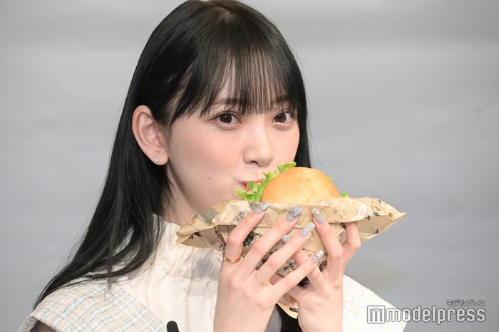 自身でカスタマイズしたハンバーガーを頬張る堀未央奈(C)モデルプレス
