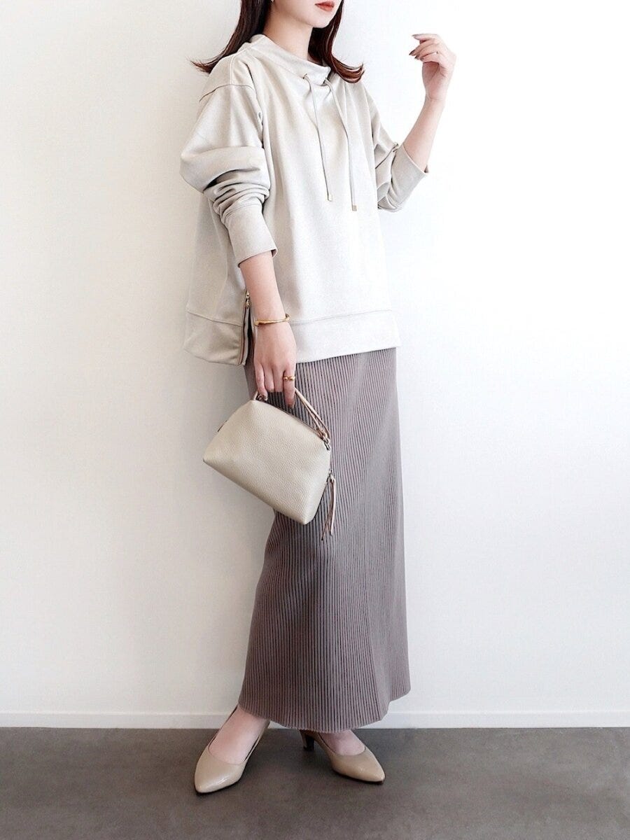 2026大人女性グレーナローロングスカートコーデ